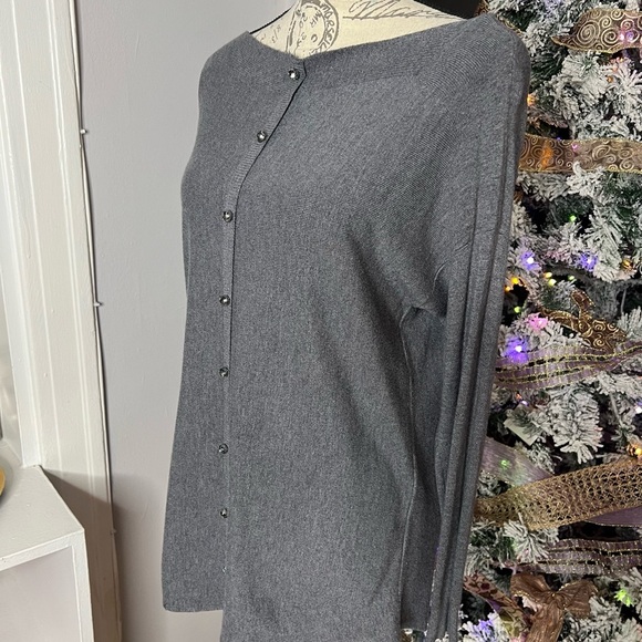 Cashmere sz L, grey, long sleeve, pullover sweater w/jeweled buttons accessory. - Picture 4 of 9